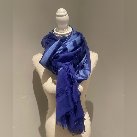 Vince Camuto Scarf with blue and light blue stripes and fringe detailing. - Picture 3 of 6